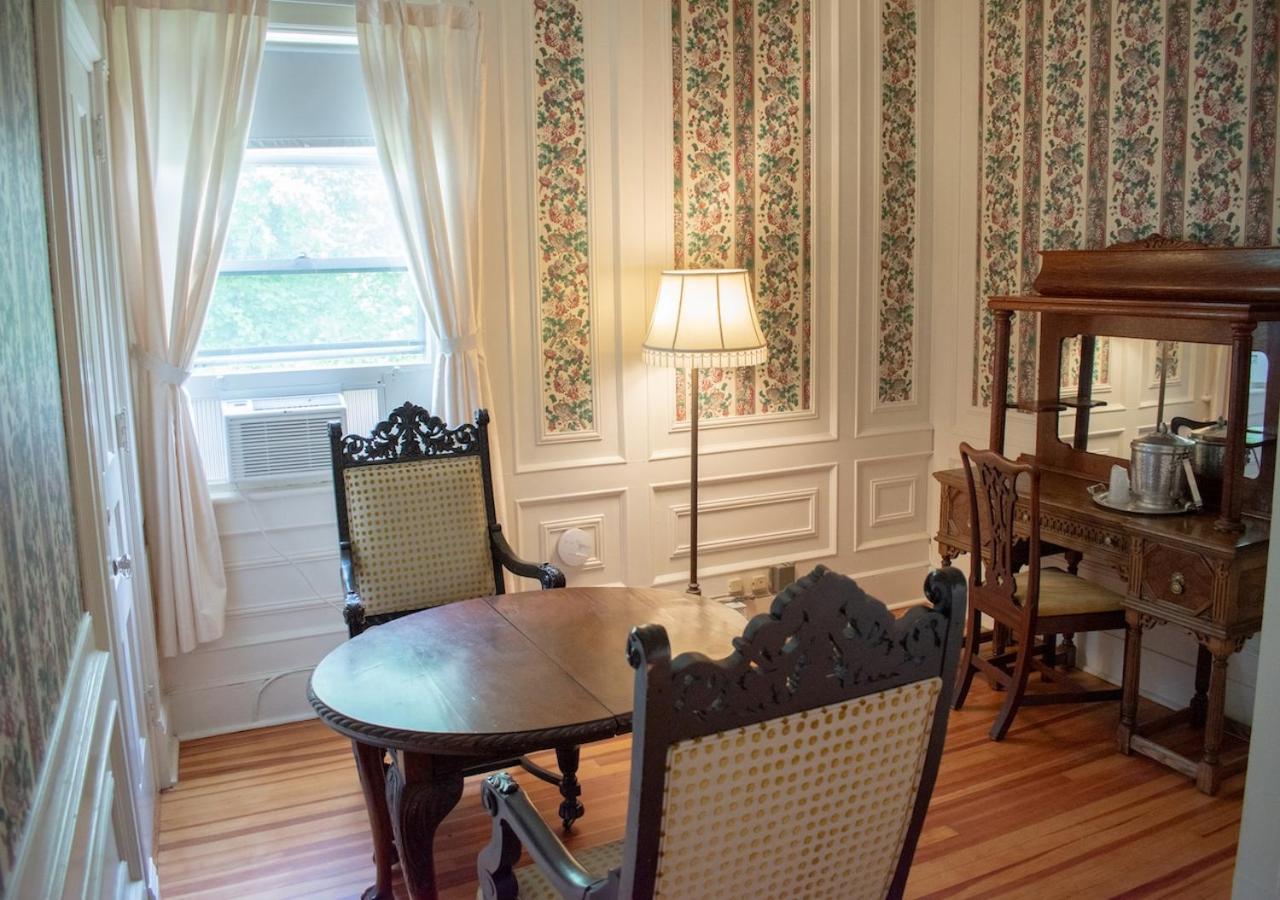 Apple Tree Inn Ленокс Экстерьер фото